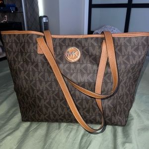 Gorgeous Michael Kors Tote Bag in Monogram Leather